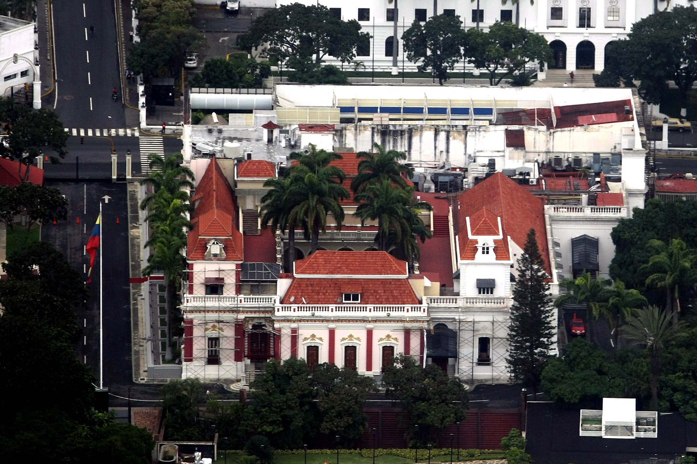 Shots fired near Venezuela presidential palace: witnesses