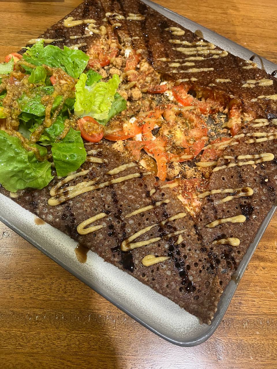 La provençale (goat cheese, garlic confit paste, fresh tomatoes, balsamic, roasted almonds and hazelnuts, lettuce, herbs).