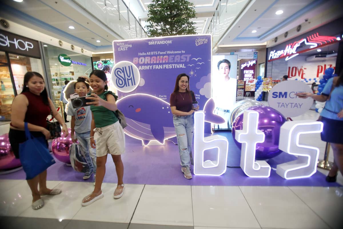 FILIPINO fans of the K-Pop group during the BorahaEast ARMY Fan Festival last year.