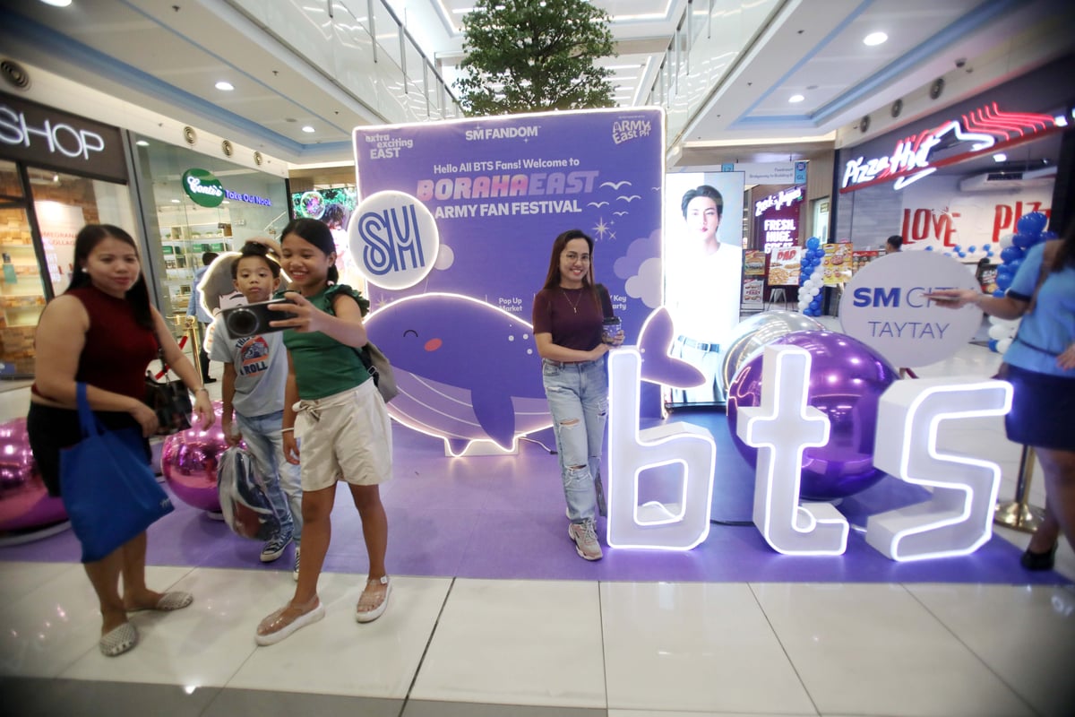 FILIPINO fans of the K-Pop group during the BorahaEast ARMY Fan Festival last year.