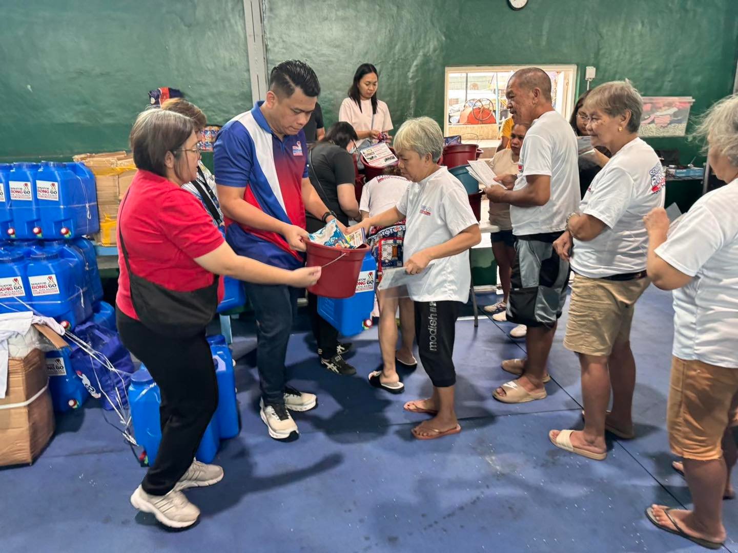 VOLUNTEERS from the Office of Senator Christopher ‘Bong’ Go provide assistance to the residents of Guadalupe in Makati City who were displaced by a blaze which happened on Monday.