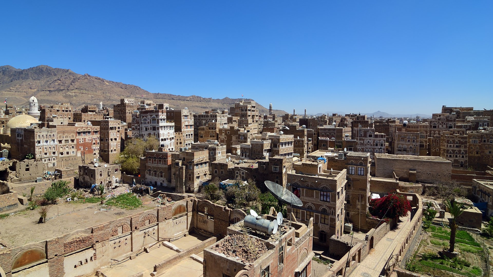 Saudi-led airstrikes on Yemen as separatist leader flees