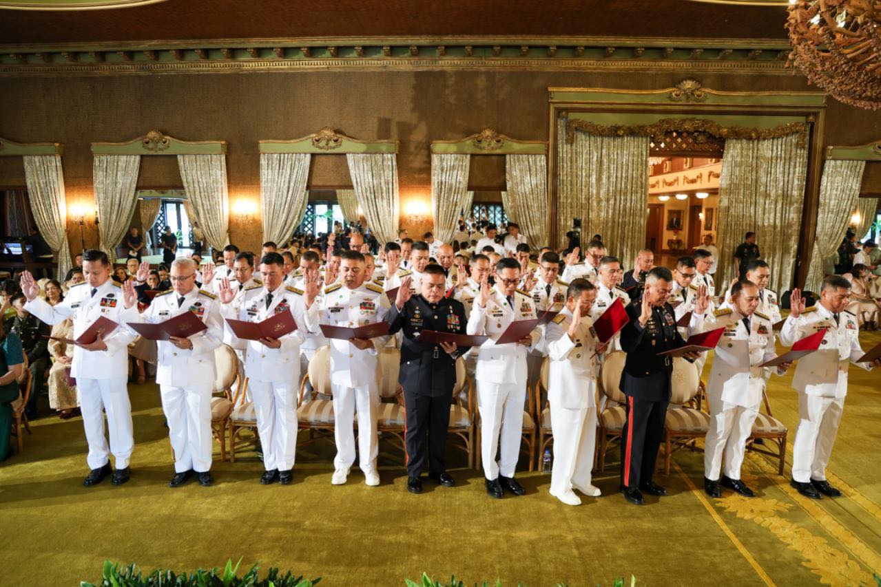 Newly promoted AFP generals, flag officers take oath before Marcos