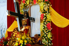 Devotees line up for 'pahalik'