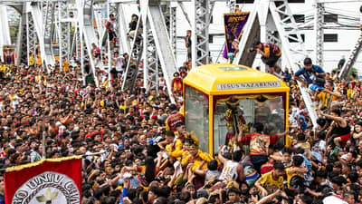 TINATAYANG mahigit 600,000 debotong Katoliko ang pumuno sa mga lansangan ng Maynila bandang hapon ng Biyernes para sa prusisyon ng andas ng Poong Hesus Nazareno sa Traslacion noong 9 Enero.