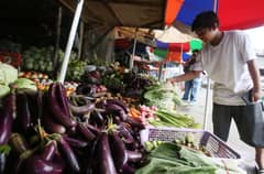 Vegetables in Luzon Market in Quezon City remain high as of 6 January, prompting the Department of Agriculture to warn retailers that complaints would be filed against them once proven that they are imposing unjust price markups.