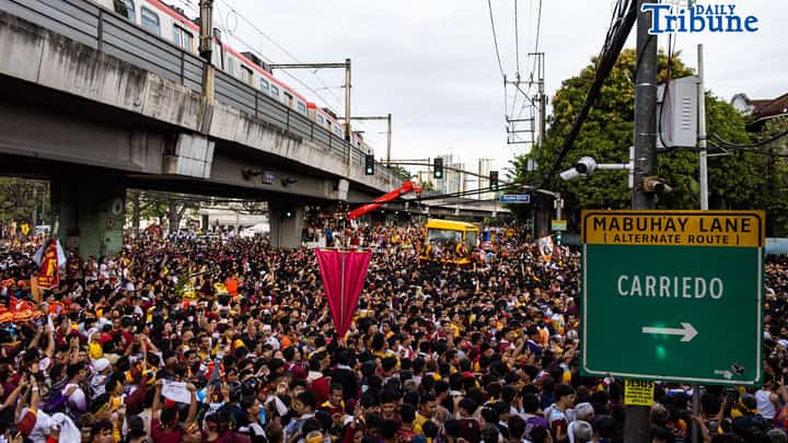 LIBO-LIBONG deboto ang nagtipon at sumunod sa Poong Hesus Nazareno papuntang Quiapo Church.