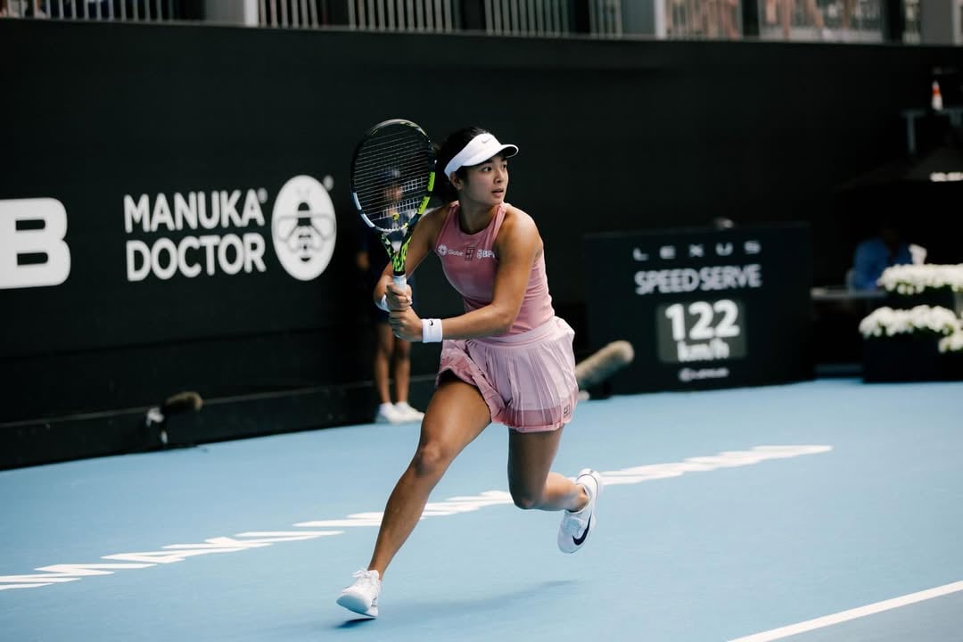 ALEX Eala smashes her way to a 6-3, 6-2 win over Poland’s Magda Linette on Friday to make the Auckland Open semifinals.