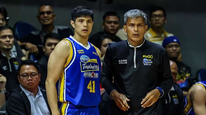 PBA Philippine Cup. Juno Sauler (R) with Raffy Verano (L) of the Magnolia Chicken Timplados Hotshots.