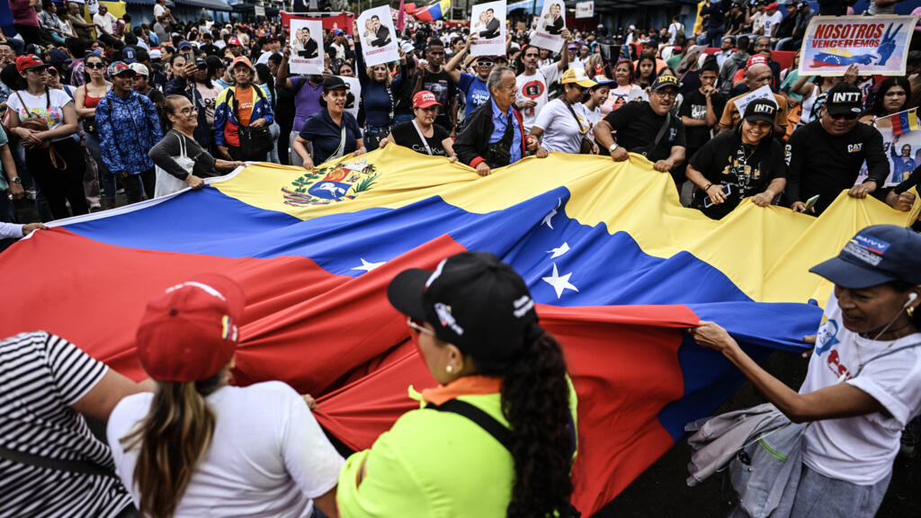 Maduro loyalists stage modest protest