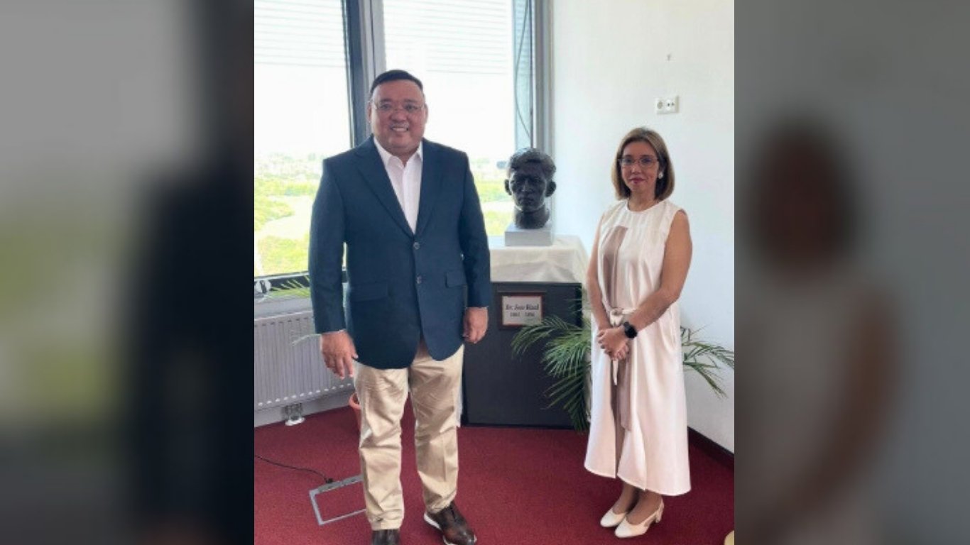 Roque hairdo betrays old snap with envoy