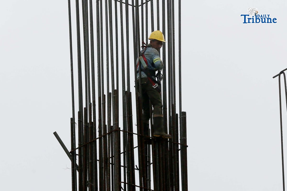 (January 13 2026) Construction workers were seen busy at the ongoing 20 storey constructed Philippine Cancer Center hospital building in Quezon City, on Tuesday, January 13, 2026, according to the Philippine Statistics Authority (PSA), Unemployment in the country declined in November 2025 compared to the previous month, while underemployment also eased, the latest results of the PSA’s Labor Force Survey showed that the country’s unemployment rate dropped to 4.4 percent in November 2025 from five percent in October 2025. Photo/Analy Labor