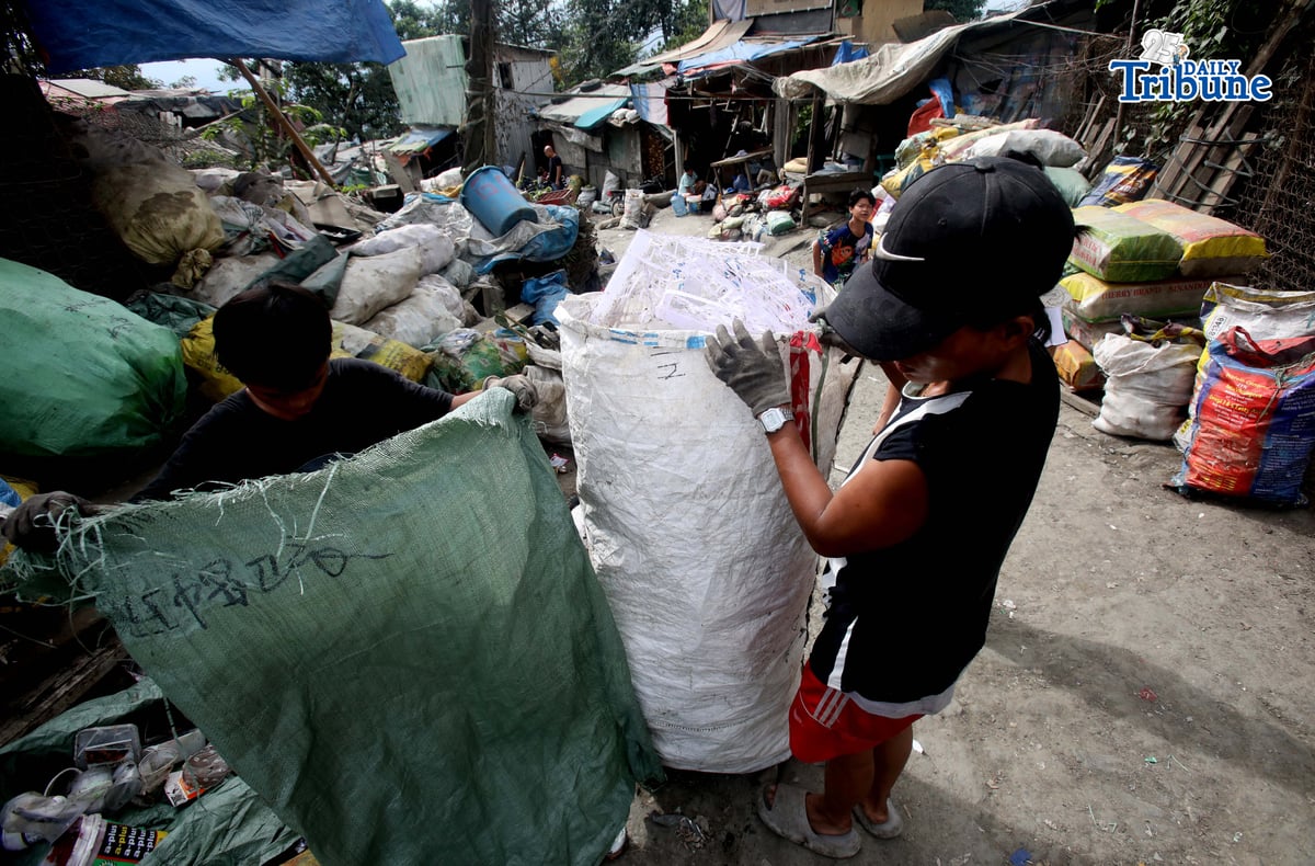 January 14 2026) Residents living near the landfill in Rodriguez, Rizal, were seen segregating the trash collected from the landfill to sell into a junk shop on Wednesday January 14 2026. Photo/Analy Labor