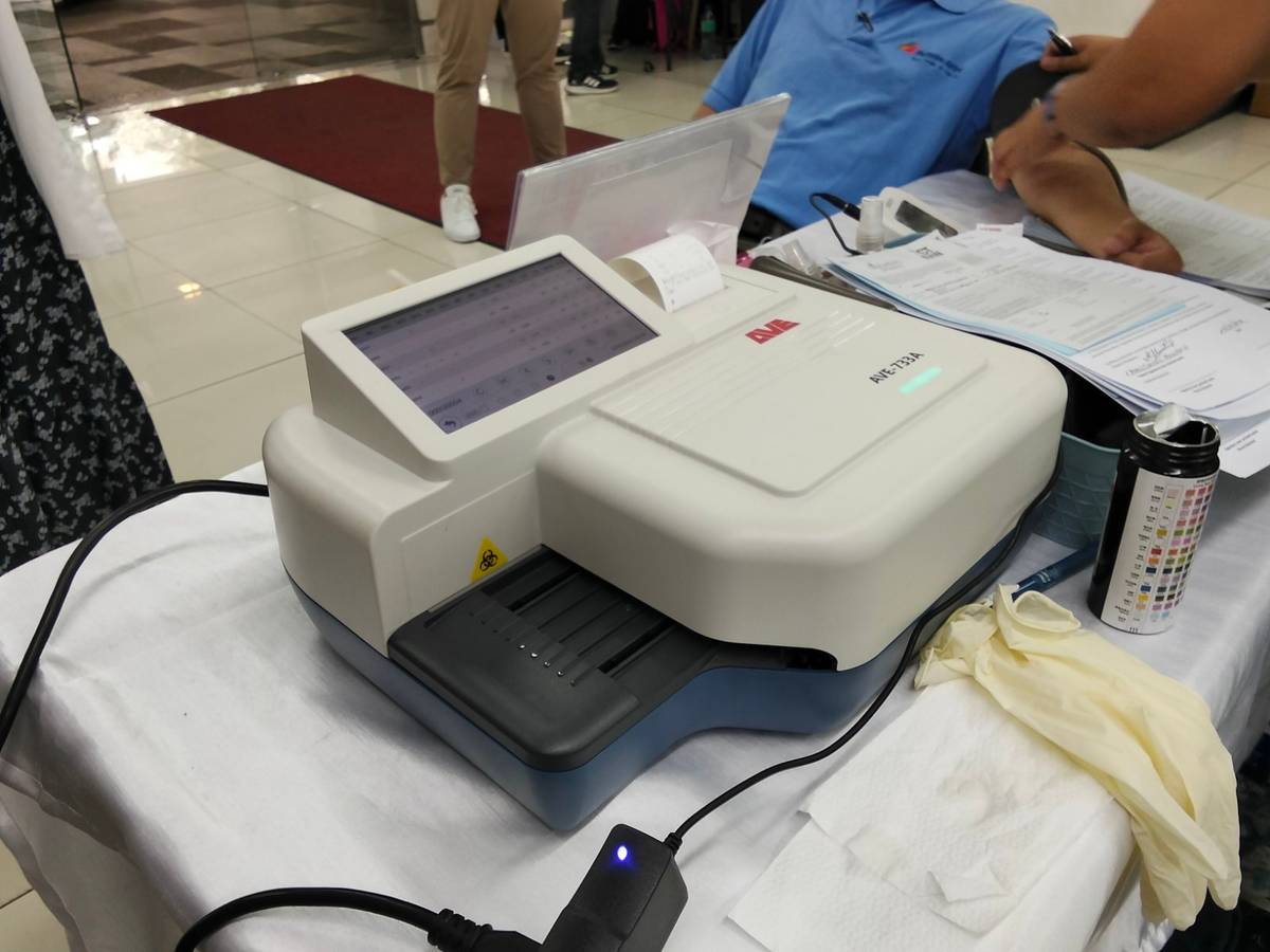 Ang mga libreng UACR screening sa apat na sangay ng Mercury Drug ay gumagamit ng portable hospital-grade equipment na may kakayahang makita ang microalbuminuria sa mga sample ng ihi, na may mga resultang makukuha sa halos isang minuto.