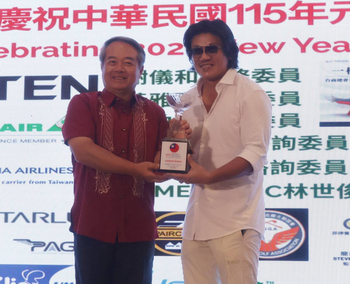 KEVIN Su receives the overall championship trophy from Ambassador Wallace Chow, Taiwan’s representative to the Philippines.