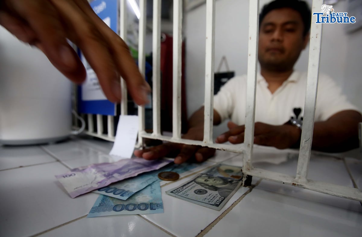 (January 15 2026) A man took advantage of the high dollar rate to exchange his dollar at the money changer in Quezon City on Thursday January 15 2026. The peso closed at P59.44 against the US dollar at the end of trading on Wednesday. Photo/Analy Labor