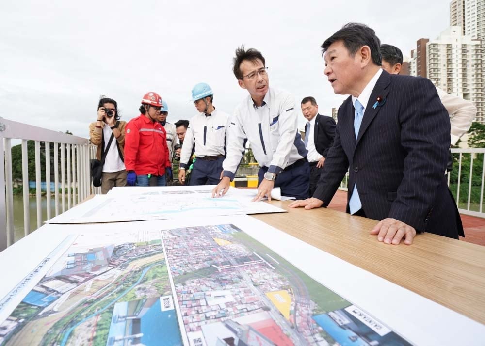 Japan foreign minister visits ODA project site