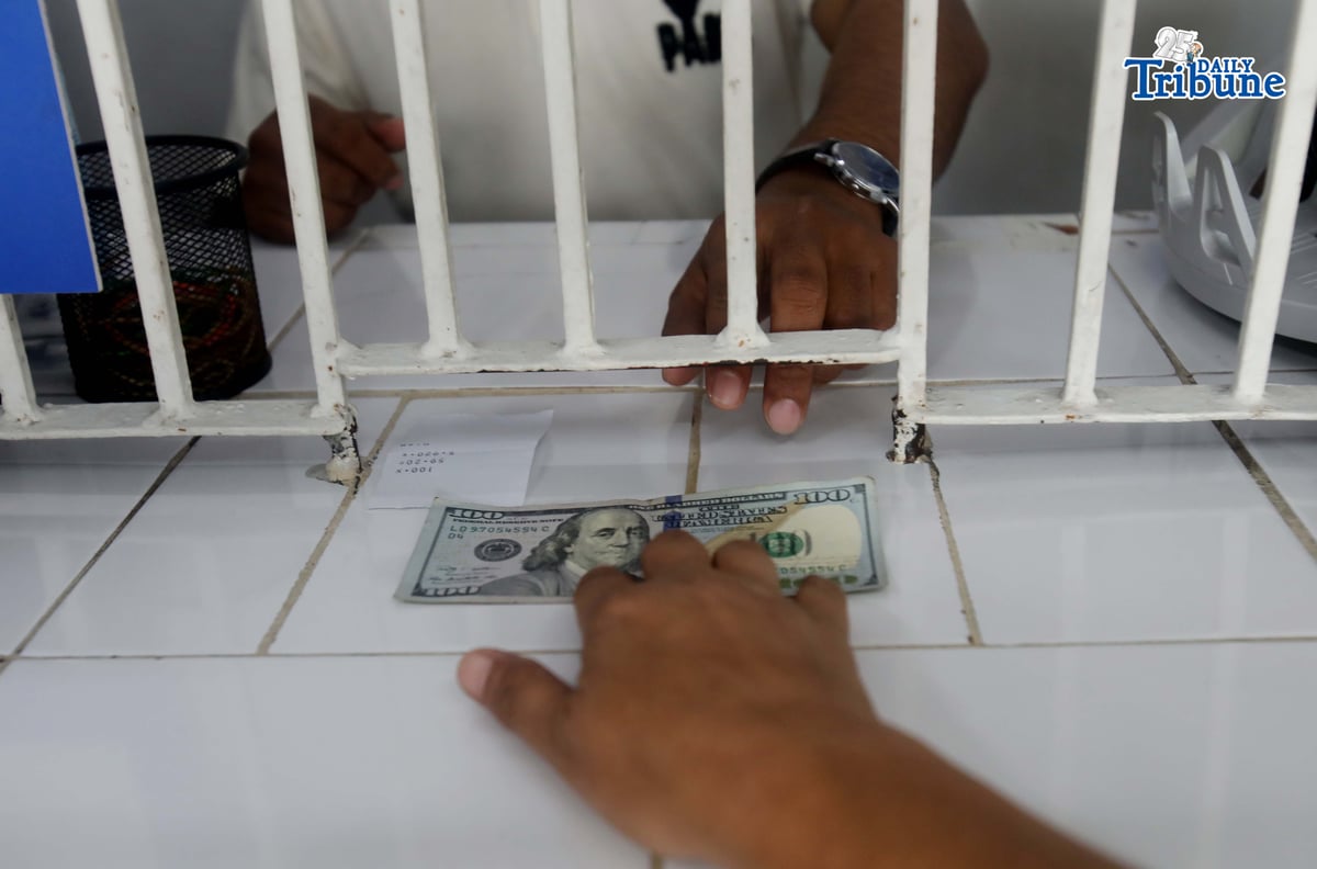 (January 15 2026) A man took advantage of the high dollar rate to exchange his dollar at the money changer in Quezon City on Thursday January 15 2026. The peso closed at P59.44 against the US dollar at the end of trading on Wednesday. Photo/Analy Labor