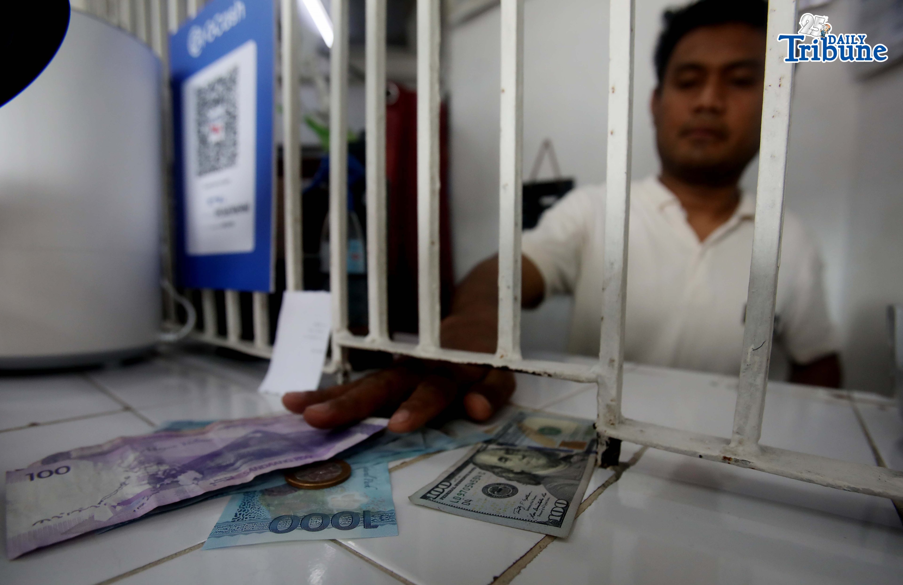 Philippine peso hits record low past P60