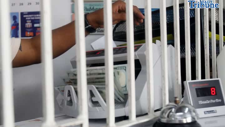 (January 15 2026) A man took advantage of the high dollar rate to exchange his dollar at the money changer in Quezon City on Thursday January 15 2026. The peso closed at P59.44 against the US dollar at the end of trading on Wednesday. Photo/Analy Labor