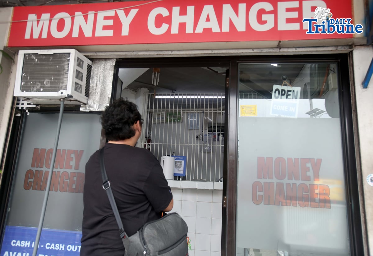 (January 15 2026) A man took advantage of the high dollar rate to exchange his dollar at the money changer in Quezon City on Thursday January 15 2026. The peso closed at P59.44 against the US dollar at the end of trading on Wednesday. Photo/Analy Labor