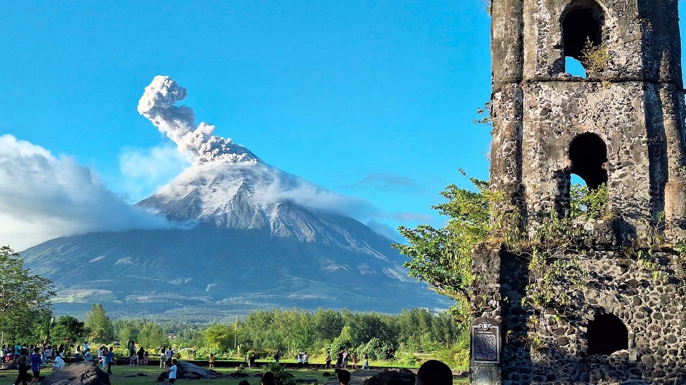 Mayon spews ash anew
