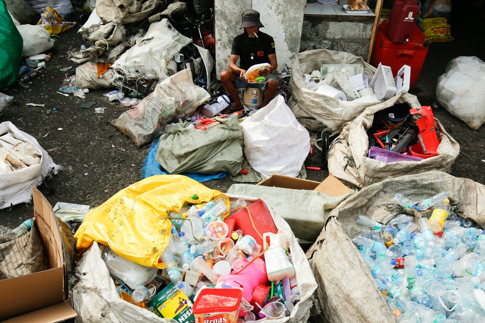 WASTE WATCH

Workers sort collected garbage, mostly plastics and recyclables, at a junk shop along Road 10 in Manila on the afternoon of 16 January 2026. The Manila city government has updated its garbage collection fees for the first time in over a decade to address rising hauling costs and increased waste volumes.