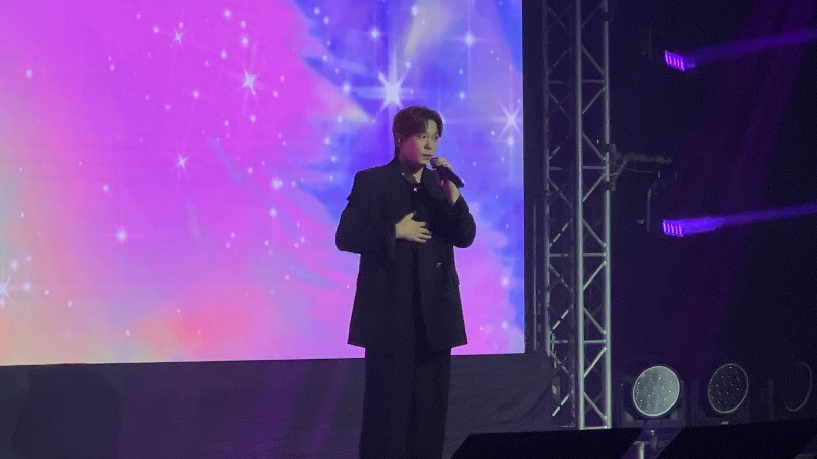 Kangin makes emotional return, reunites with Filipino ELFs in Manila fan meet