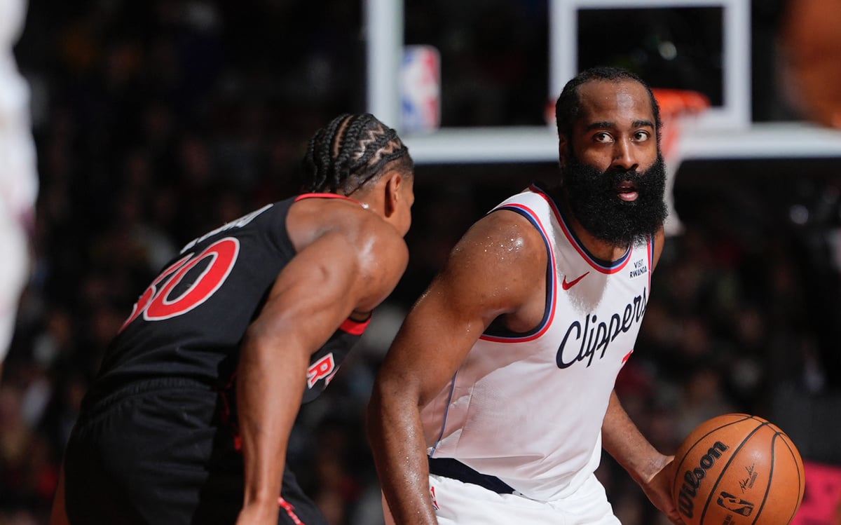Harden steps up late as Clippers pip Raptors