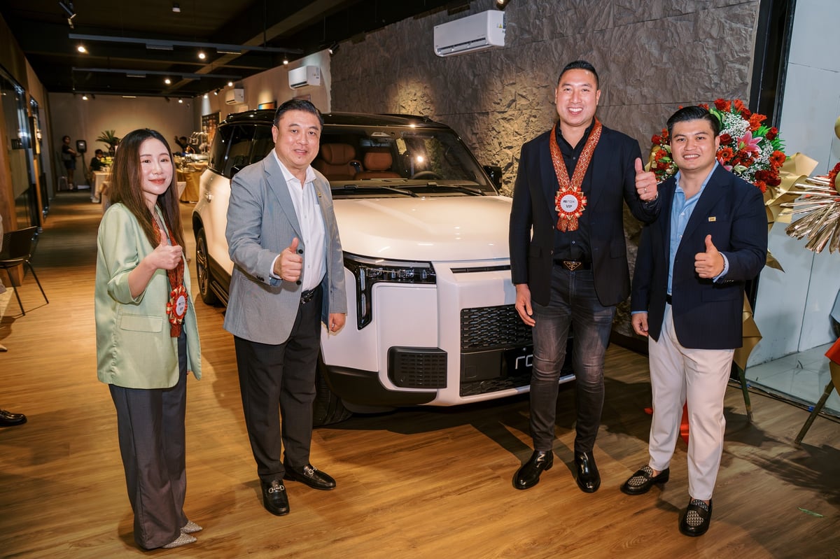 JOINED by company executives and local officials, Rox Motor marks the opening of its Greenhills showroom with the Rox 01 on display. Shown are (from left): Nicole Lee, Rox Motor Asia Department director; Wilfred Chua, chief executive officer of Transcorp Inc.; Francis Zamora, San Juan City mayor; and Bryan Chua, vice president and managing director of Rox Motor Philippines.