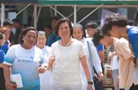 FOUNDER Loida Nicolas Lewis (center) is welcomed by The Lewis College students during her visit to celebrate its 25th anniversary last year.