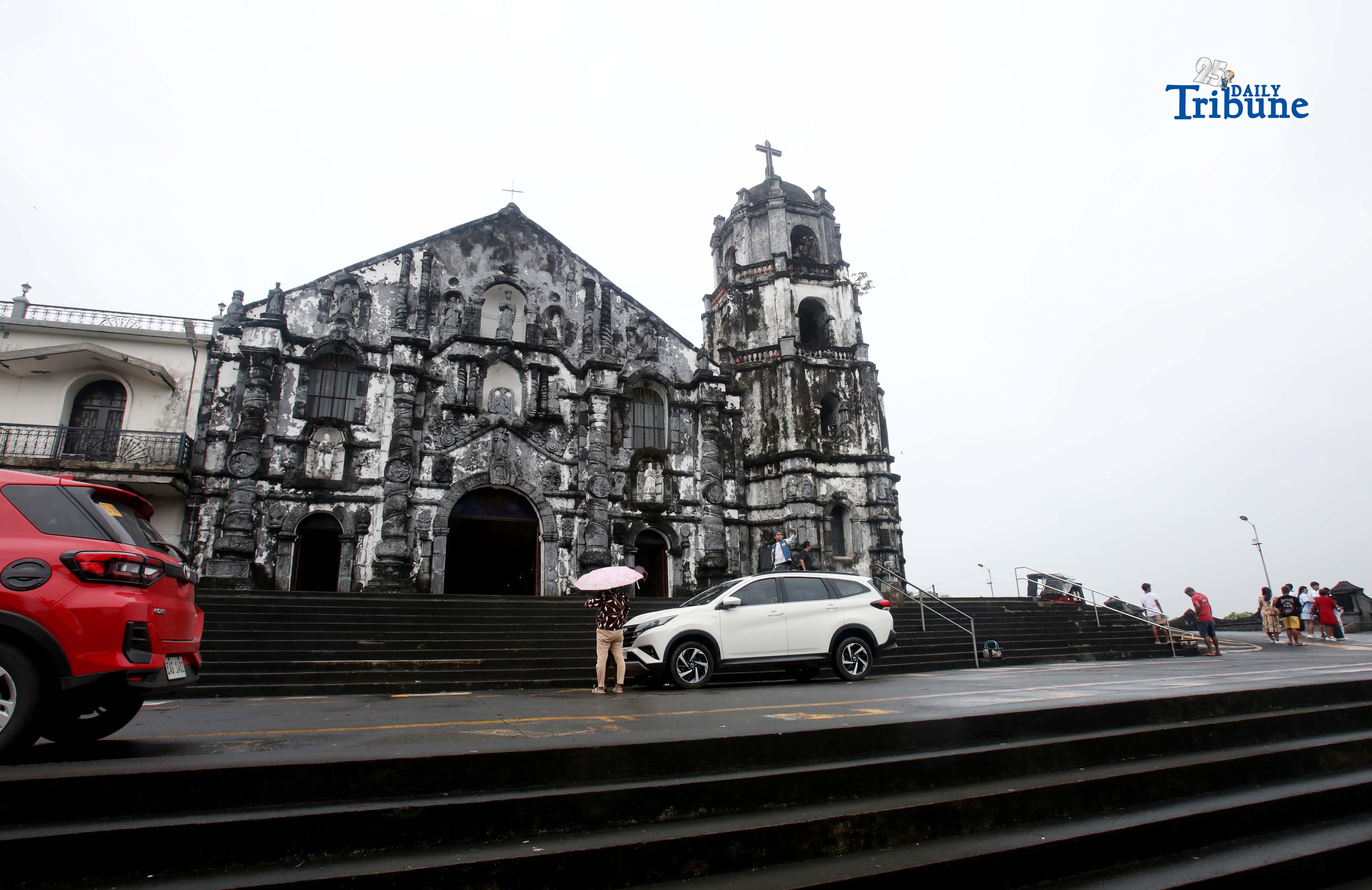 Daraga Church draws visitors for mass and selfies