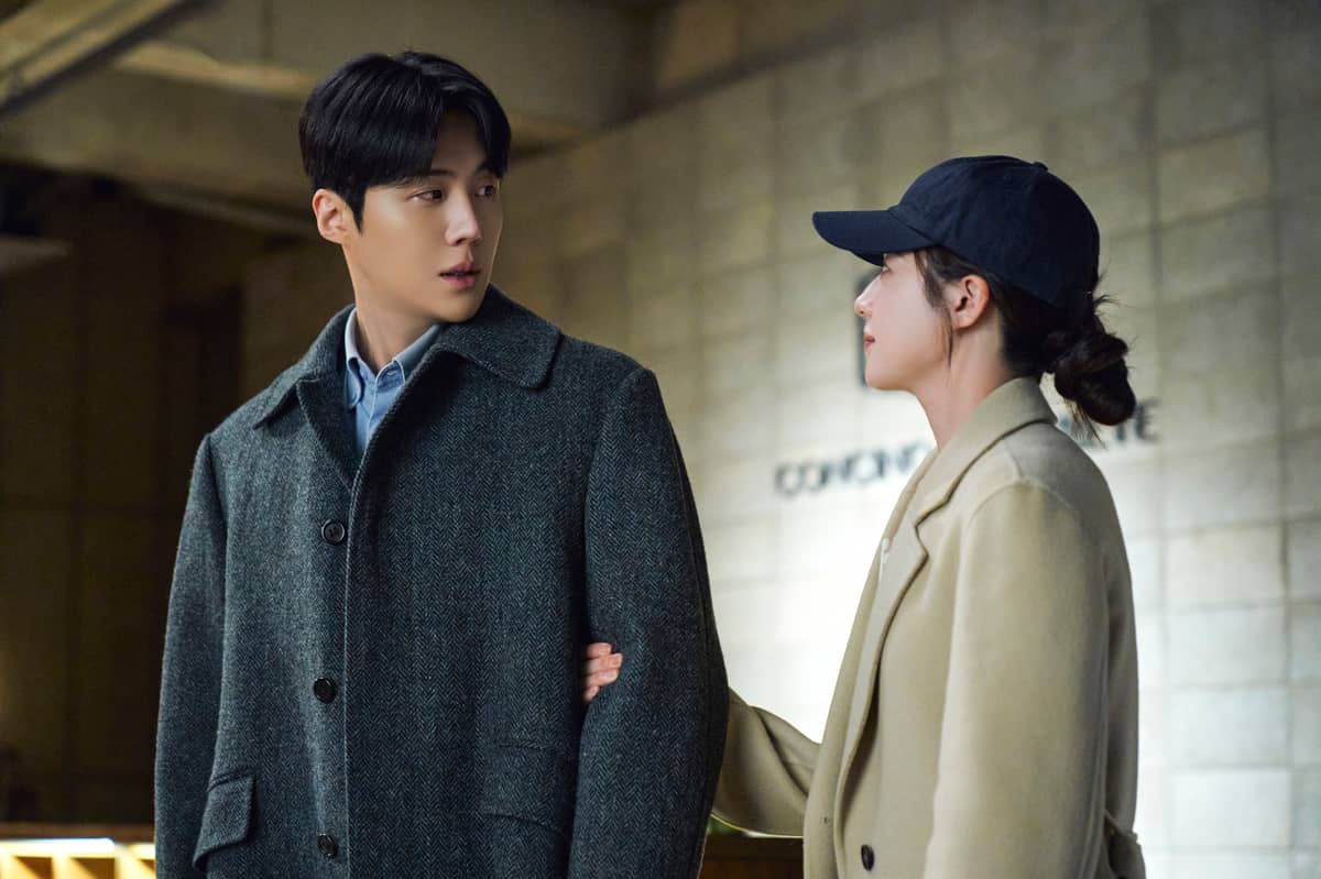 KIM Seon-ho and Go Youn-jung.