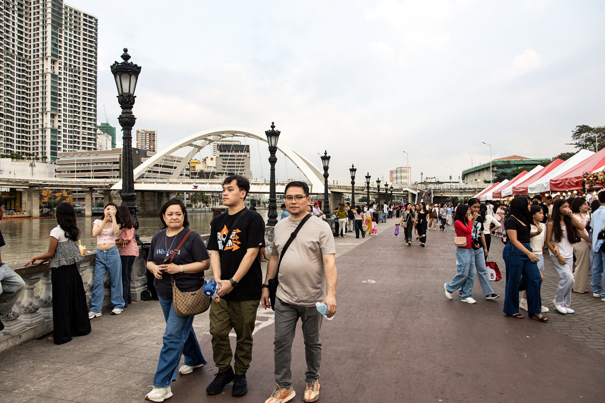 FAMILIES flock the Pasig River Esplanade in Manila during the holidays. First Lady Liza Araneta-Marcos recently announced that it will once again be open to the public in the next 10 days.