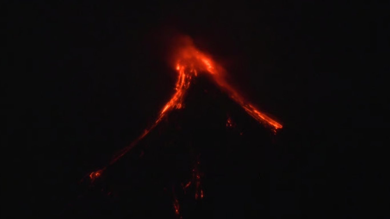 
Mayon, patuloy ang pag-alboroto; alert level 3, nakataas pa rin 
