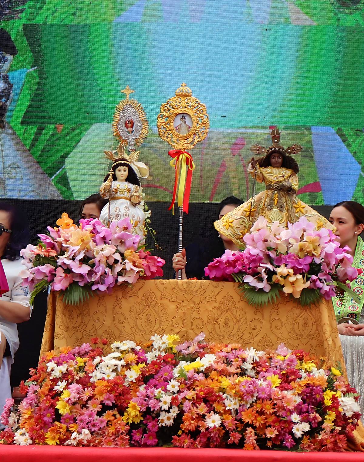 THE Santo Niño de Pandacan together with the Santo Niño image of the Iglesia Filipina Independiente at the Liwasang Balagtas.