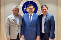 PHILIPPINE Sports Commission chairman Patrick ‘Pato’ Gregorio (right) and Philippine Amusement and Gaming Corporation chairman Alejandro Tengco (left) agree to unite for the improvement of Philippine sports. Joining them in the high-level meeting was Executive Secretary Ralph Recto.