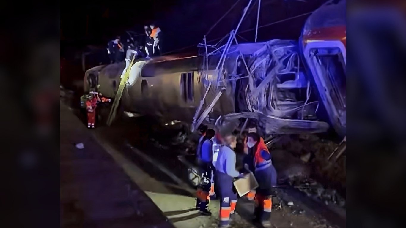 ‘Strange’ high-speed train crash kills 39