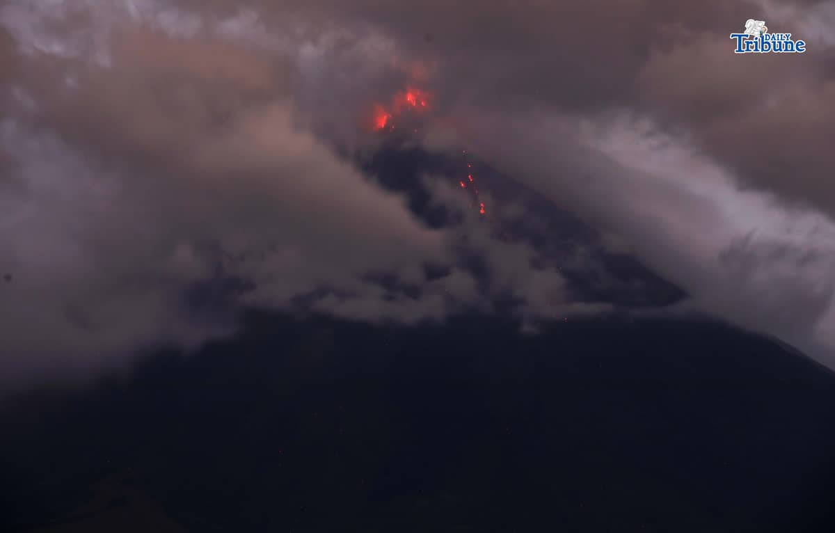 On Monday morning, 19 January 2026, Mayon Volcano recorded continuous pyroclastic flows, with a total of 297 rockfalls and 57 pyroclastic density currents over the past 24 hours, according to the Philippine Institute of Volcanology and Seismology (PHIVOLCS).
PHIVOLCS said Mayon remains under Alert Level 3.