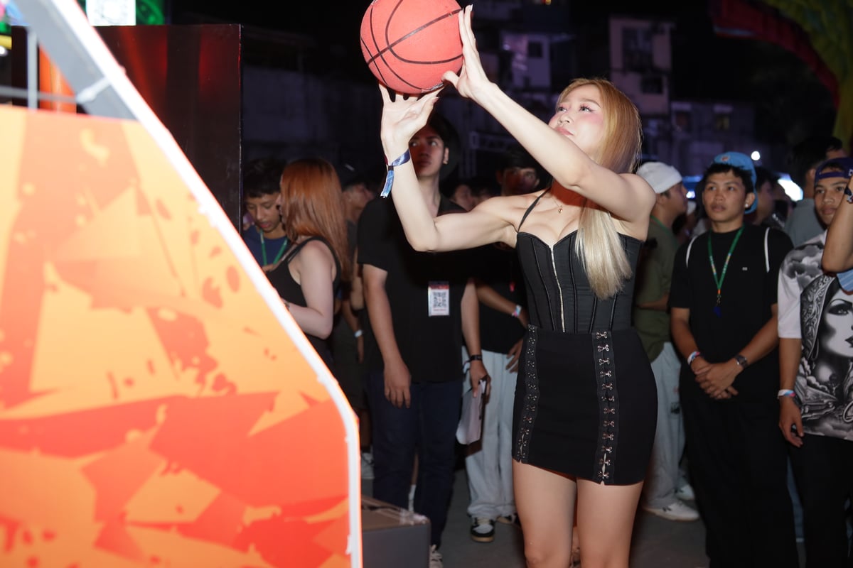 Guests trying their luck at ArenaPlus’ basketball shooting game.