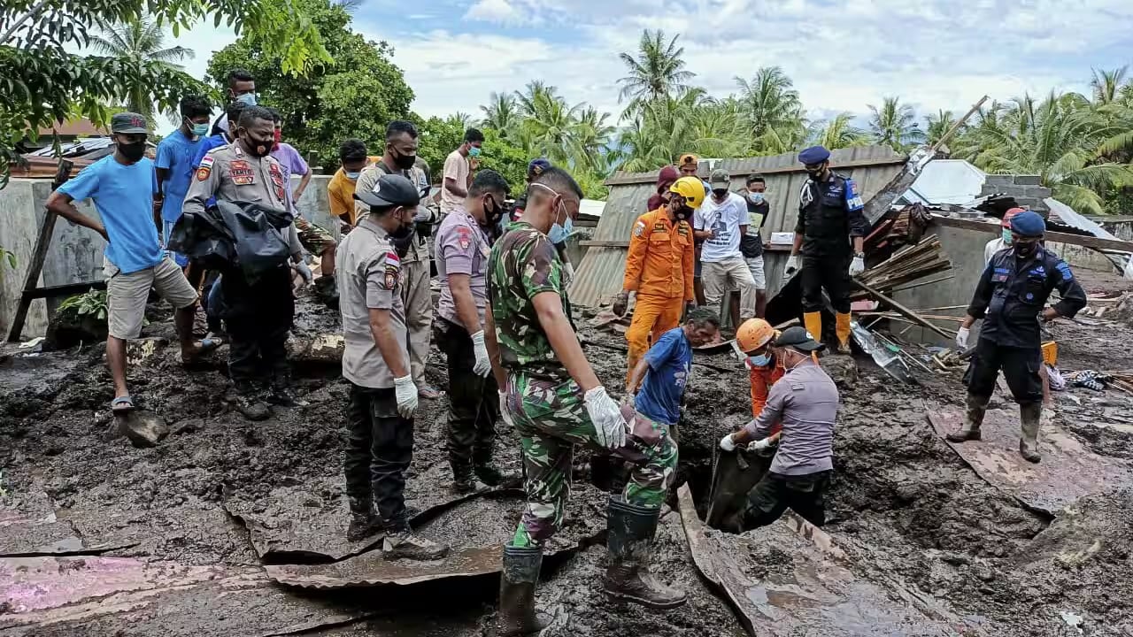 Rescuers race to find missing from floods 
