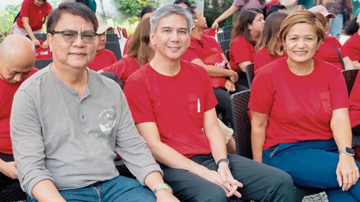 MTFI president and executive director Melandrew T. Velasco (left), together with Coca-Cola Philippines president Tony del Rosario and Public Affairs, Communications and Sustainability senior director Maria Christine Garcia, joined the tree-growing orientation before the treeplanting activity, where they learned proper tree-planting techniques and sustainable practices for watershed conservation.