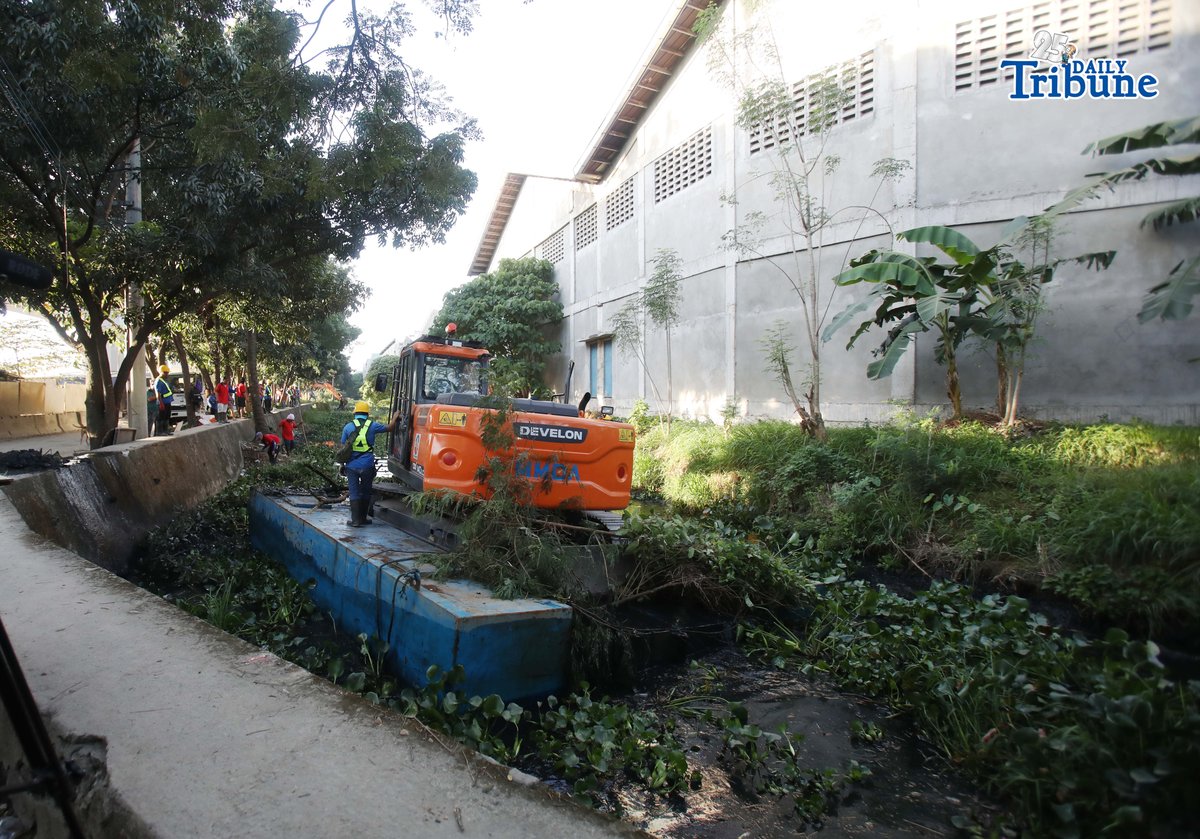 (January 22 2026) MMDA General Manager Usec. Nicolas Torre III with Valenzuela Mayor Wes Gatchalian personally oversee the removing of water hyacinth, garbage and silt to help mitigate flooding at the conducted Bayanihan sa Estero at the Kalabingkoho River in Barangay Malanday, Valenzuela City. Photo/Analy Labor
