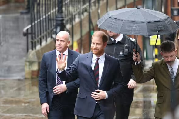 Prince Harry humarap sa korte laban sa Daily Mail
