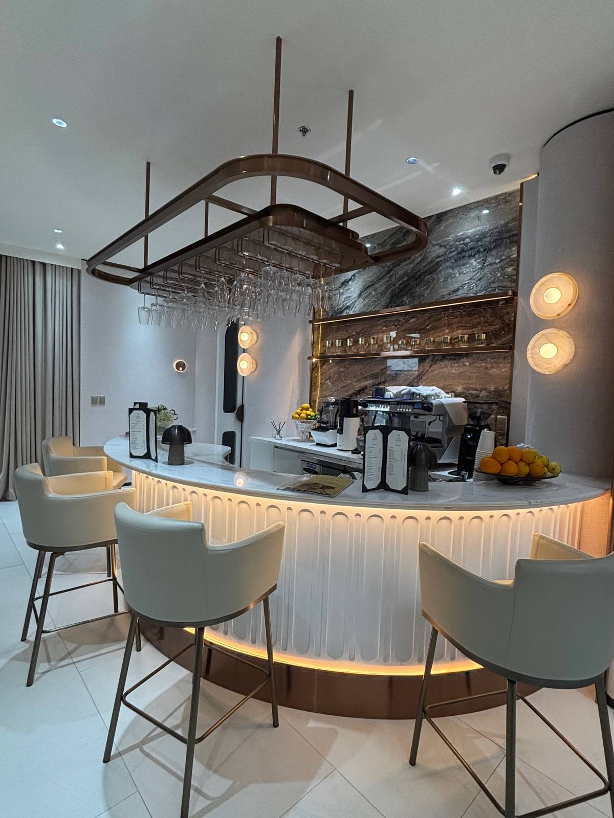 A BEVERAGE bar by the entrance serves healthy drinks.