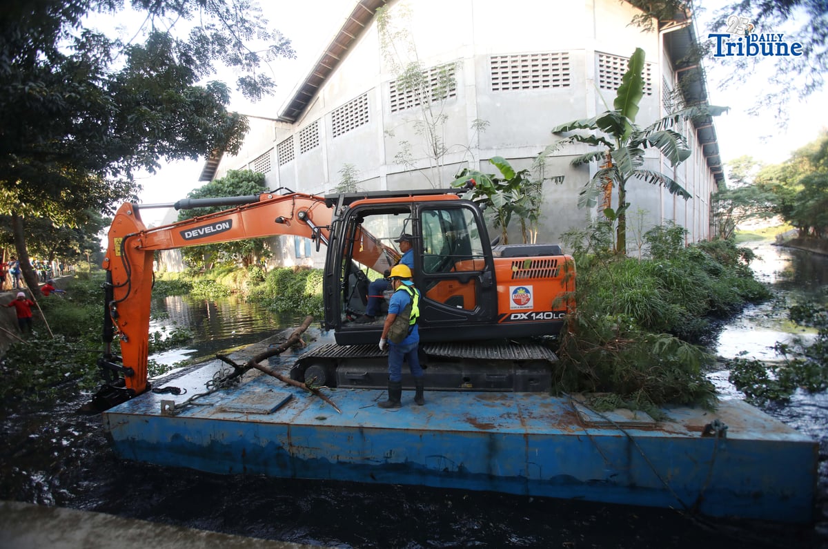 (January 22 2026) MMDA General Manager Usec. Nicolas Torre III with Valenzuela Mayor Wes Gatchalian personally oversee the removing of water hyacinth, garbage and silt to help mitigate flooding at the conducted Bayanihan sa Estero at the Kalabingkoho River in Barangay Malanday, Valenzuela City. Photo/Analy Labor