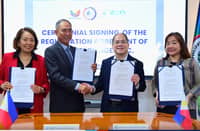 PEZA Director General Tereso Panga (3rd from left) and Zen LifeSciences Inc. President Maximo Ponce Balajadia (2nd from left) shakes hand after signing the registration agreement. PEZA Deputy Director General Vivian Santos (4th from left) and Zen LifeSciences Board Chair Zenaida Balajadia served as witnesses during the agreement signing.