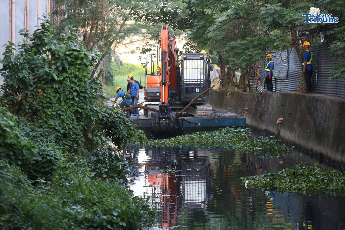 (January 22 2026) MMDA General Manager Usec. Nicolas Torre III with Valenzuela Mayor Wes Gatchalian personally oversee the removing of water hyacinth, garbage and silt to help mitigate flooding at the conducted Bayanihan sa Estero at the Kalabingkoho River in Barangay Malanday, Valenzuela City. Photo/Analy Labor