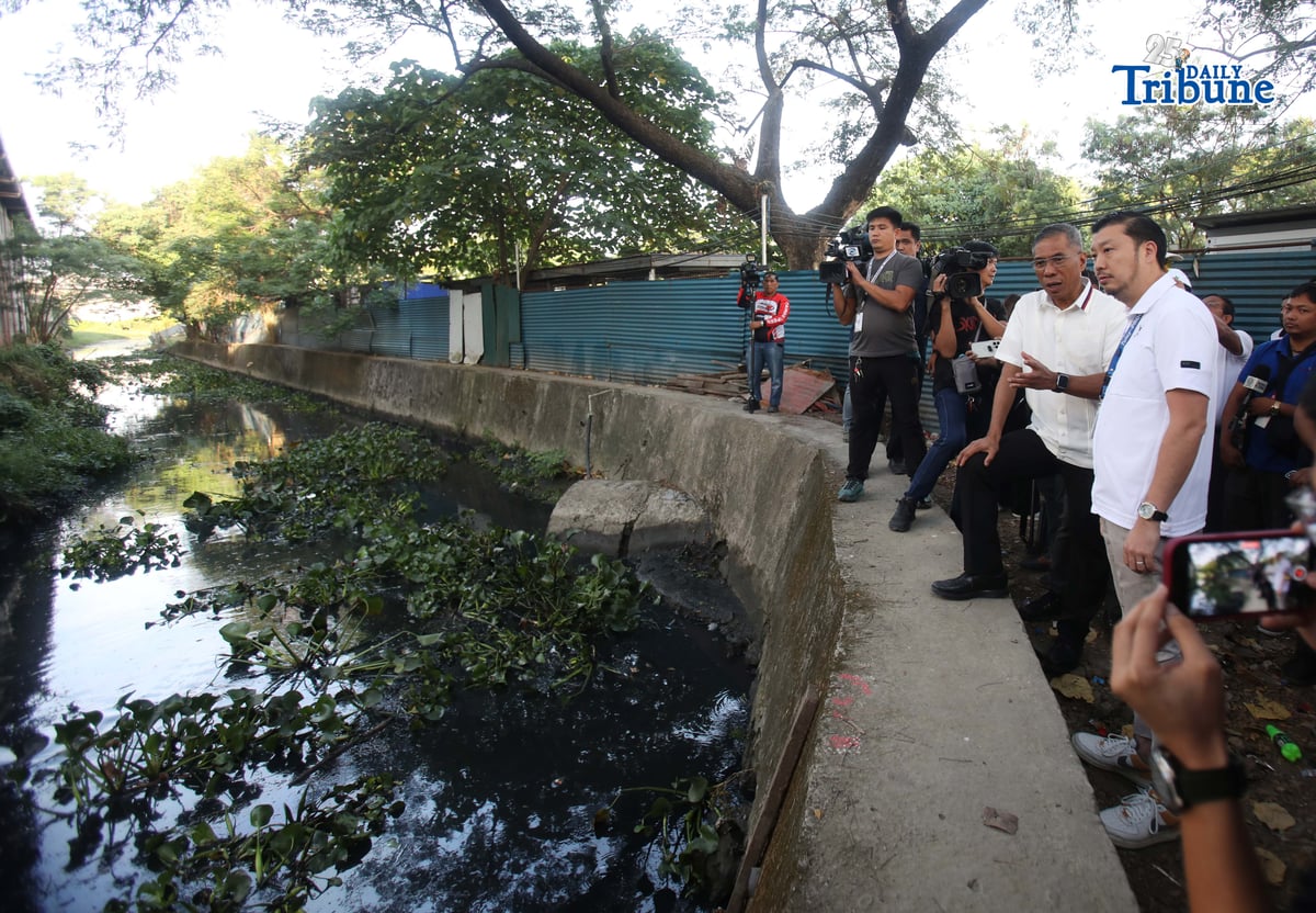 (January 22 2026) MMDA General Manager Usec. Nicolas Torre III with Valenzuela Mayor Wes Gatchalian personally oversee the removing of water hyacinth, garbage and silt to help mitigate flooding at the conducted Bayanihan sa Estero at the Kalabingkoho River in Barangay Malanday, Valenzuela City. Photo/Analy Labor