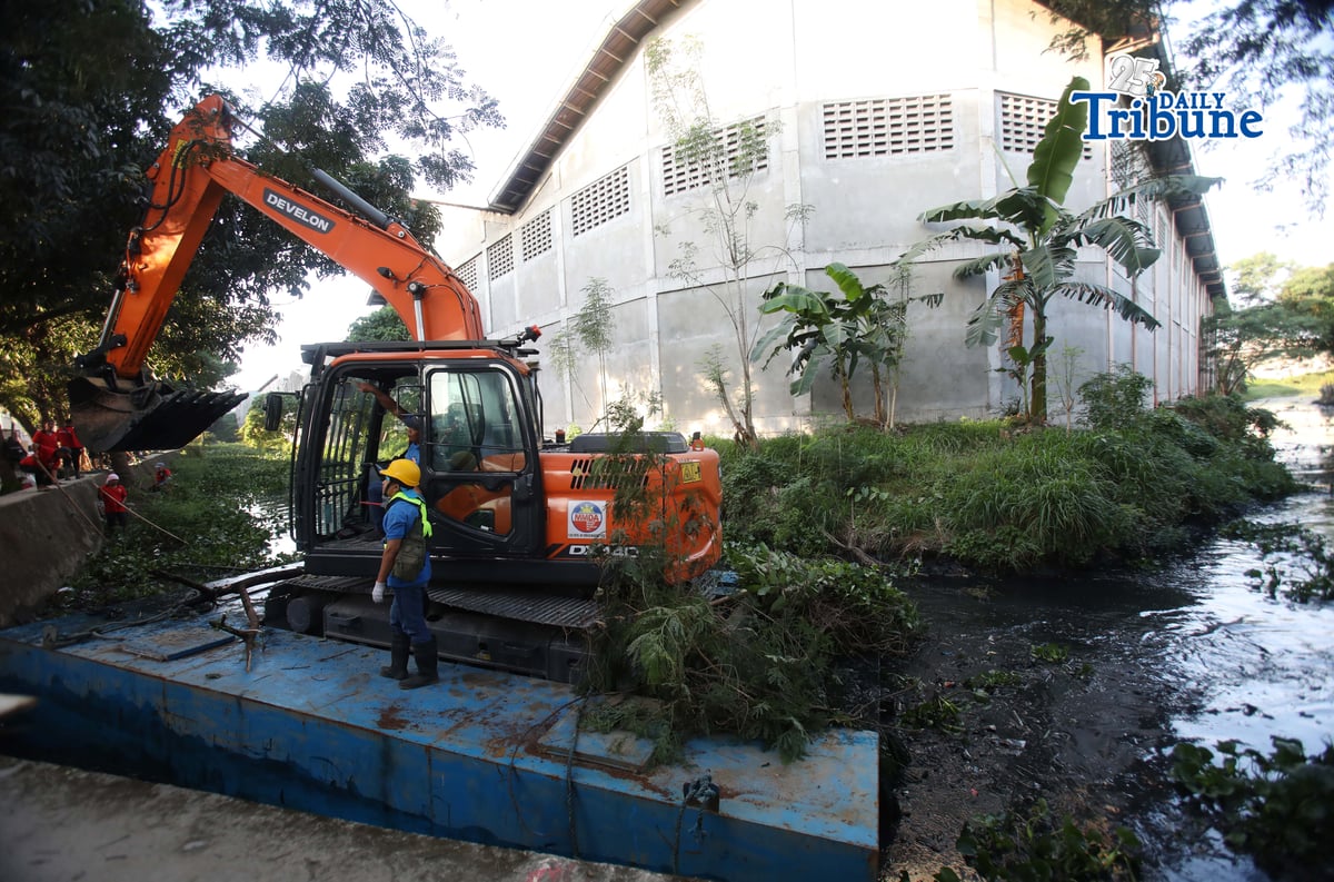 (January 22 2026) MMDA General Manager Usec. Nicolas Torre III with Valenzuela Mayor Wes Gatchalian personally oversee the removing of water hyacinth, garbage and silt to help mitigate flooding at the conducted Bayanihan sa Estero at the Kalabingkoho River in Barangay Malanday, Valenzuela City. Photo/Analy Labor